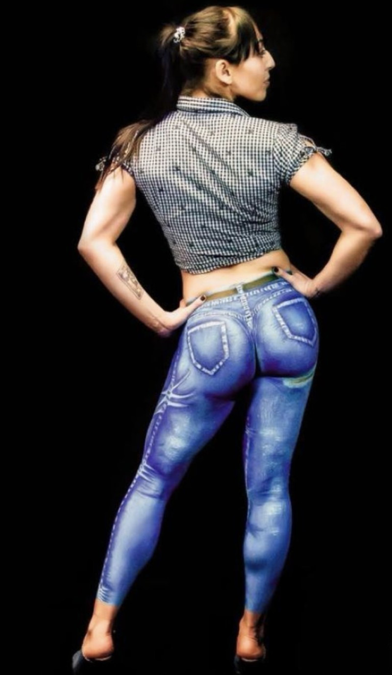 Other image for Donna goes Dutch to brush up on body painting skills...